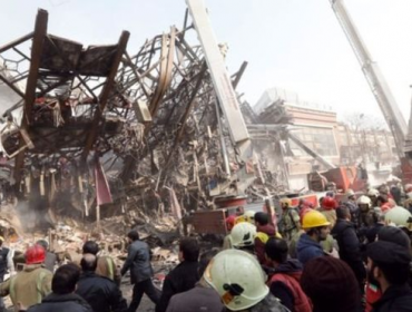 Edificio incendiado en Teherán se derrumba con bomberos y personas en su interior