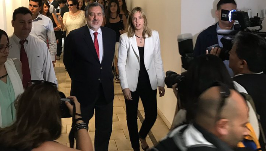 Alejandro Guillier habló de todo en foro realizado en la Universidad Adolfo Ibáñez