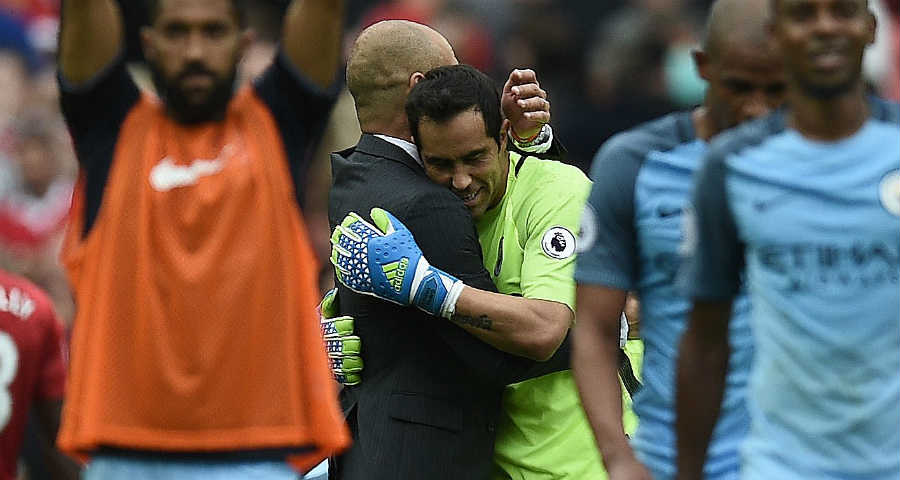 Pep Guardiola salió en defensa de Claudio Bravo