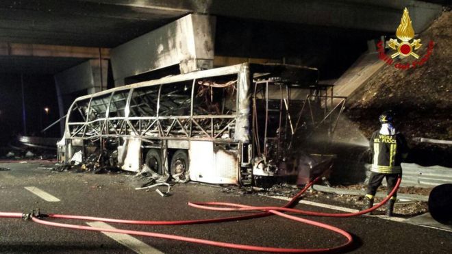 Mueren al menos 16 personas en un accidente de autobús con niños en Italia