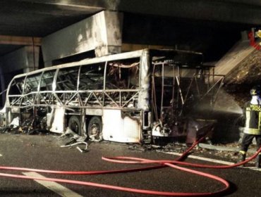 Mueren al menos 16 personas en un accidente de autobús con niños en Italia