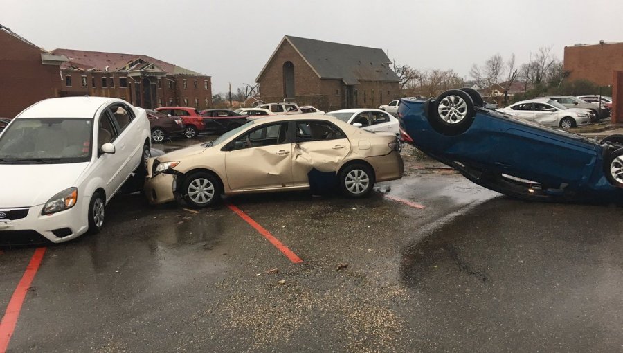 Tornado azota una ciudad estadounidense mientras dormía