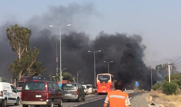 Camión se incendia en plena Ruta 68 y provoca propagación en pastizales