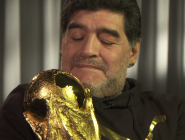 Así reaccionó Maradona tras reencontrarse con la Copa del Mundo