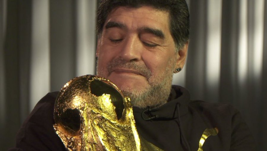 Así reaccionó Maradona tras reencontrarse con la Copa del Mundo