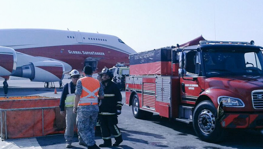 Fotos: Bomberos carga el "SuperTanke" que volará a la región del Maule