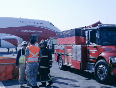 Fotos: Bomberos carga el "SuperTanke" que volará a la región del Maule