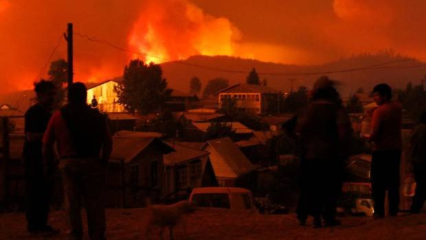 El infierno devastó a Santa Olga: Bomberos colapsan ante las mil viviendas quemadas