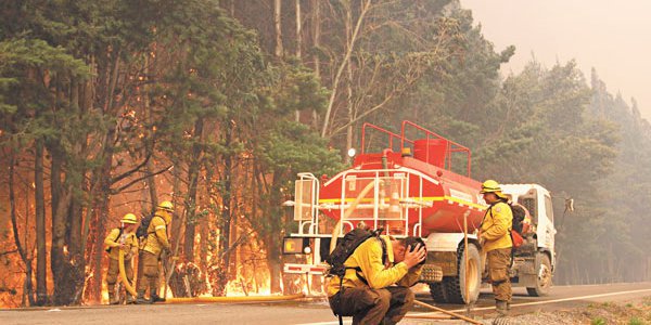 Decretan Alerta Roja en Valdivia: Dos focos de incendios forestales amenaza a viviendas