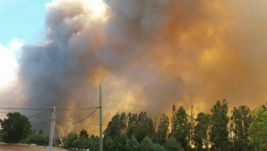 Evacuan localidad de San Nicolás tras magnitud de incendios