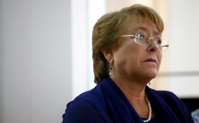 Nuevo record de Bachelet: Logra la más alta desaprobación en encuesta Cadem tras incendios