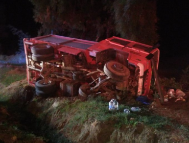 Carro de Bomberos se vuelca en Portezuelo y deja 9 funcionarios lesionados