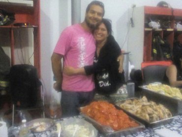 Novios suspenden su matrimonio y regalan cena para 200 bomberos en el Maule