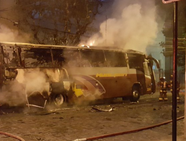 Bus de la empresa "Hualpén" es consumido por las llamas en Viña del Mar