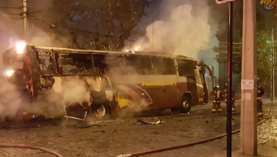 Bus de la empresa "Hualpén" es consumido por las llamas en Viña del Mar