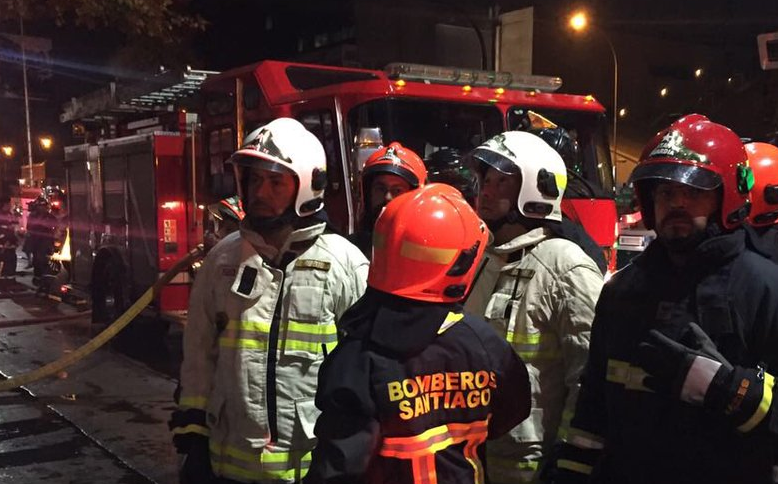 Incendio afectó a locales comerciales y cité en comuna de Estación Central