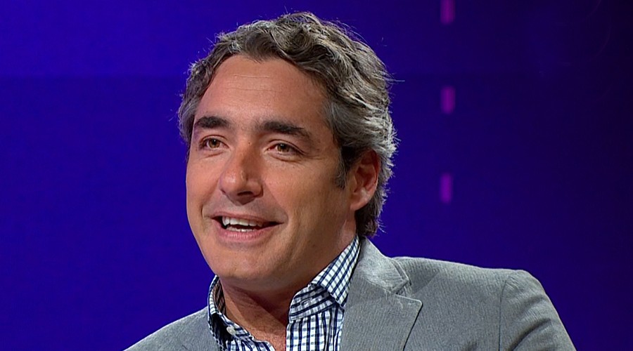 José Luis Reppening sufre chascarro durante emisión de las noticias