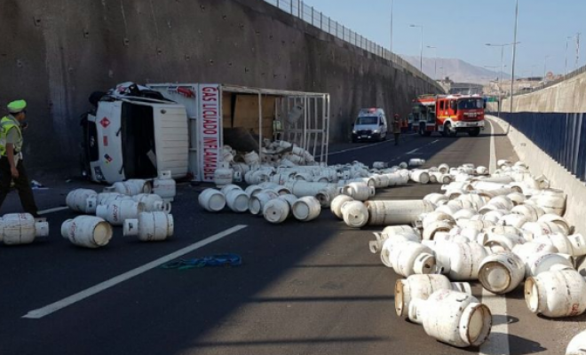 Camión con cilindros de gas se volcó en Alto Hospicio