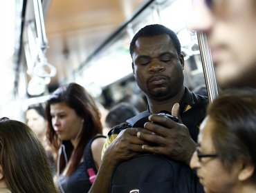 Crudo relato de inmigrante haitiano en Metro de Santiago conmueve la web