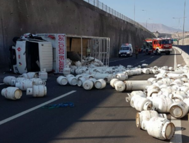 Camión con cilindros de gas se volcó en Alto Hospicio