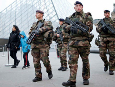 Soldado francés frustra ataque terrorista a las afueras del Louvre