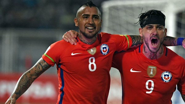 Arturo Vidal le dedicó un saludo a Mauricio Pinilla