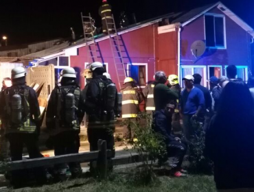 Incendio afecta a viviendas en Valdivia y deja tres bomberos heridos