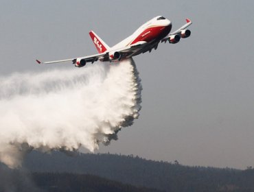 Video: Supertanker deja un gran arcoíris tras realizar descarga