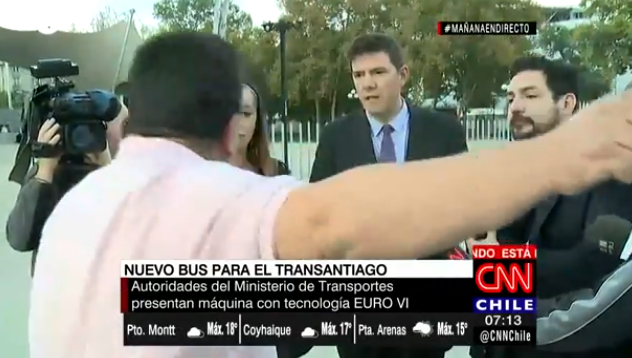 Taxista encara a Ministro de Transportes mientras realizaba declaraciones a la prensa