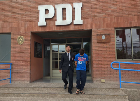 Les robó dinero a sus compañeros de trabajo y luego los invitó a un asado