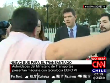 Taxista encara a Ministro de Transportes mientras realizaba declaraciones a la prensa