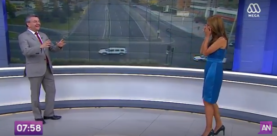 ¡Chascarro!: Periodista de Mega no pudo aguantar la risa en pleno noticiero