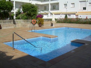 Encuentran cadáver de una mujer en la piscina de edificio residencial