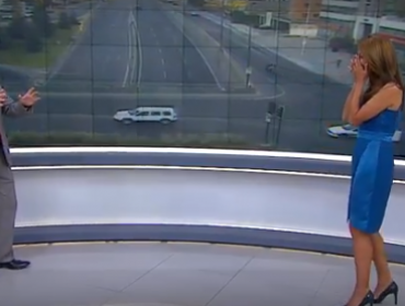 ¡Chascarro!: Periodista de Mega no pudo aguantar la risa en pleno noticiero