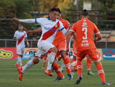 Primera B: Curicó Unido sigue en lo más alto de la tabla tras golear a Cobreloa