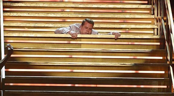 Presentador de los "Grammy" sorprendió con dura caída en el escenario