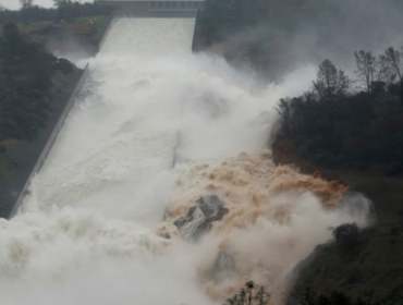 Videos: Represa colapsa en California y obliga a evacuación masiva