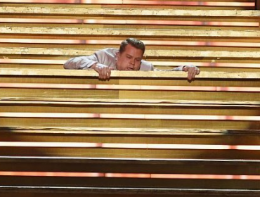 Presentador de los "Grammy" sorprendió con dura caída en el escenario