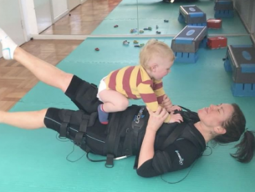 Javiera Contador se luce haciendo ejercicios con su pequeño hijo
