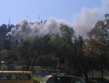 Incendio se registró en Cerro San Cristóbal muy cerca de TVN