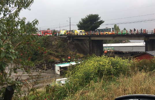 Camión volcó al roquerío del borde costero en la comuna de Castro