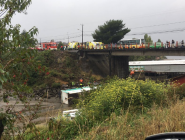 Camión volcó al roquerío del borde costero en la comuna de Castro