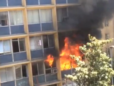 Videos: Incendio afectó a Edificio ubicado en Santiago Centro