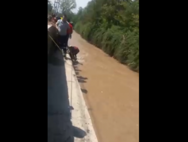 Video: Rescatan a mujer que cayó al canal San Carlos en Peñalolén