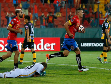 Unión Española rescató en la agonía un empate ante The Strongest en Santa Laura