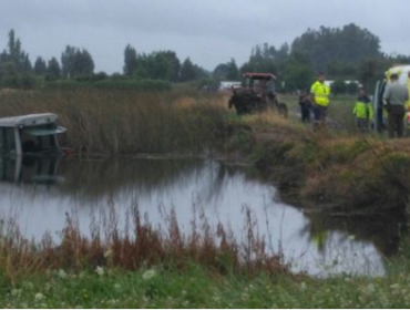 Hombre que manejaba un tractor murió tras caer a una laguna en Los Ángeles