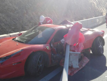 Encuentran lujoso Ferrari abandonado y chocado en Chicureo