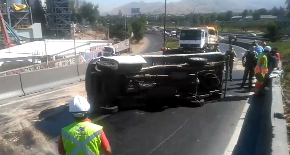Camión se vuelca en plena Autopista Central y deja al menos un lesionado