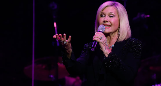 El incómodo momento que vivió Olivia Newton-John en conferencia de prensa