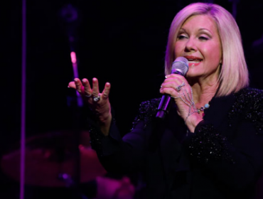 El incómodo momento que vivió Olivia Newton-John en conferencia de prensa